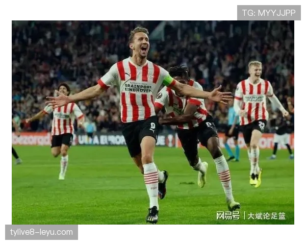 埃因霍温祭出全新进攻战术，强势斩获赛季首胜表现抢眼