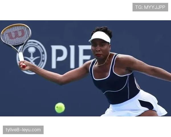 维纳斯·威廉姆斯穿着天价运动装提着塑料袋去买菜，这反差我是真服了