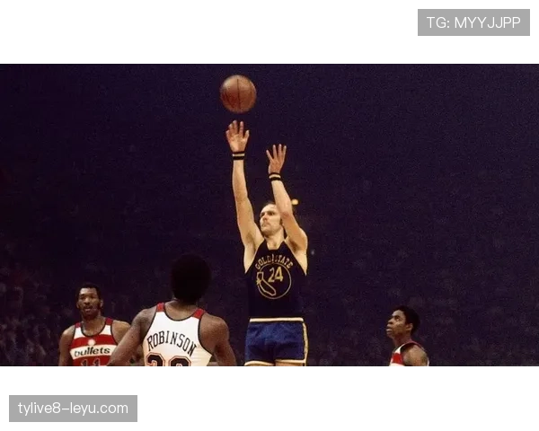 里克·巴里无球跑动撕裂防守，关键回合得分效率碾压同位置