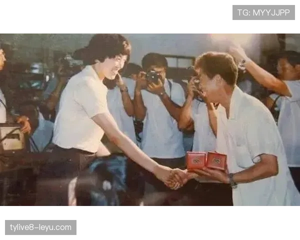 看到郎平家里那张照片我笑不出来，角落里的奢侈品太离谱